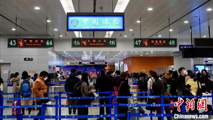 2月8日,“乙类乙管”实施一月整,上海浦东国际机场口岸出入境人员数量稳步增长。 杨夏杰 摄 2月8日,“乙类乙管”实施一月整,上海浦东国际机场口岸出入境人员数量稳步增长。 杨夏杰 摄