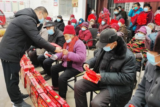 鱼台县李阁镇姜楼村为70岁以上老人发放“孝心养老金”