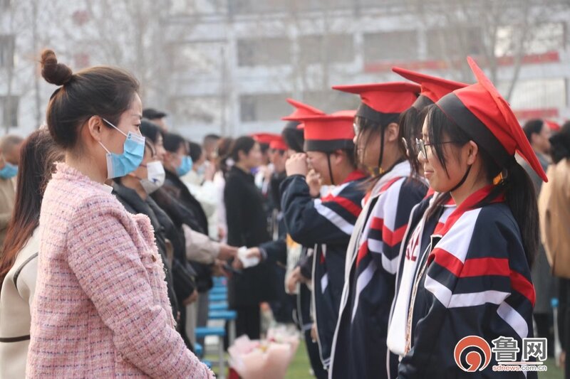 菏泽一中举行第六届成人礼仪式暨高考百日誓师大会