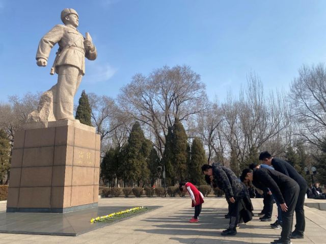 辽宁抚顺雷锋纪念馆雷锋墓前,来自各地的参观者向雷锋像鞠躬致敬。来源:人民网 辽宁抚顺雷锋纪念馆雷锋墓前,来自各地的参观者向雷锋像鞠躬致敬。来源:人民网
