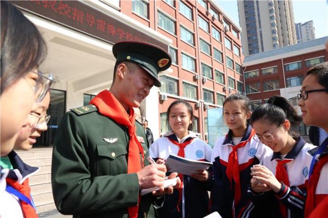 近日,雷锋班第27任班长牟振华在山东省日照市东港区的校园内开展雷锋精神宣讲和志愿服务活动。 近日,雷锋班第27任班长牟振华在山东省日照市东港区的校园内开展雷锋精神宣讲和志愿服务活动。