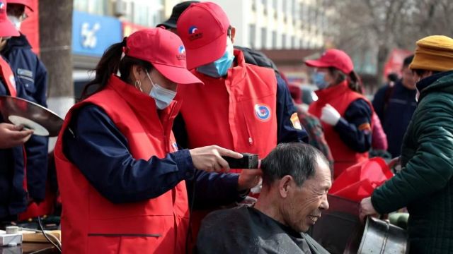 近日,山东潍坊滨海经济技术开发区开展学雷锋系列便民服务活动。 近日,山东潍坊滨海经济技术开发区开展学雷锋系列便民服务活动。