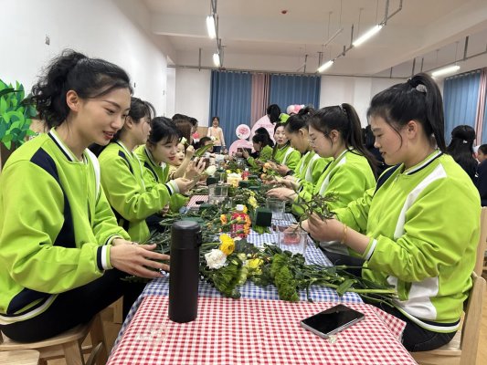 巧手插花庆节日 载歌载舞展风采(图2)