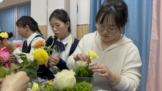 巧手插花庆节日 载歌载舞展风采(图3)