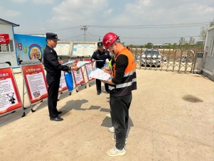 济南起步区公安分局“鹊华卫士”到中建八局一公司项目开展“义剪义诊”活动