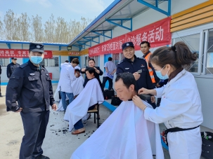 济南起步区公安分局“鹊华卫士”到中建八局一公司项目开展“义剪义诊”活动