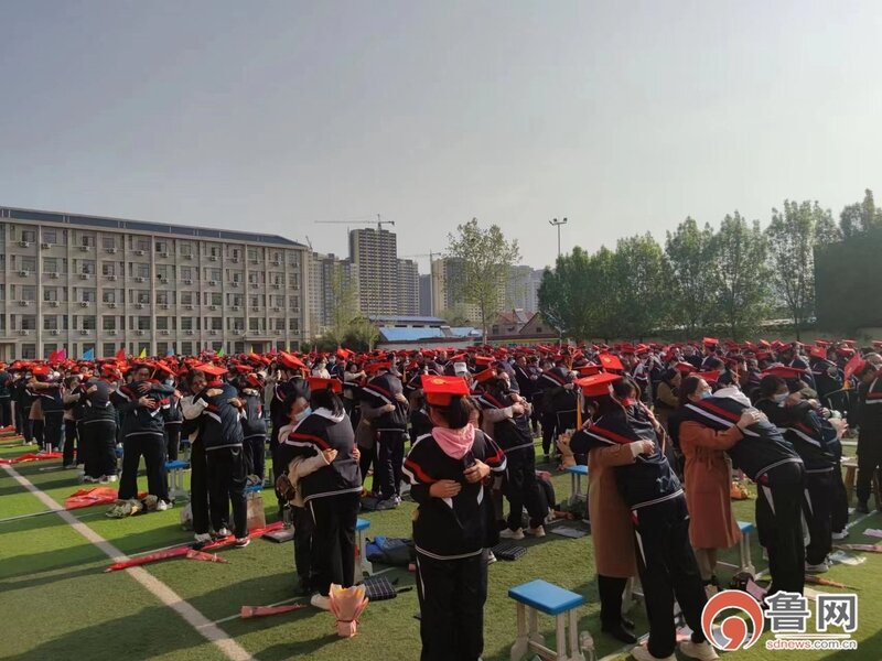 菏泽一中八一路校区举行首届学生成人礼