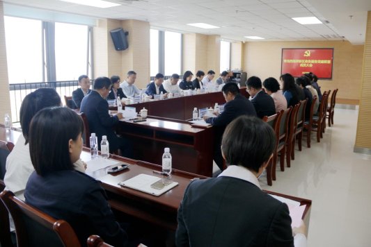 图九 5月11日，青岛市首个政务服务党建联盟在西海岸新区举行揭牌仪式，同时举行首次党建联盟成员大会，通过了联盟章程，选举产生了第一届理事会和理事长、副理事长、秘书长。 (5)