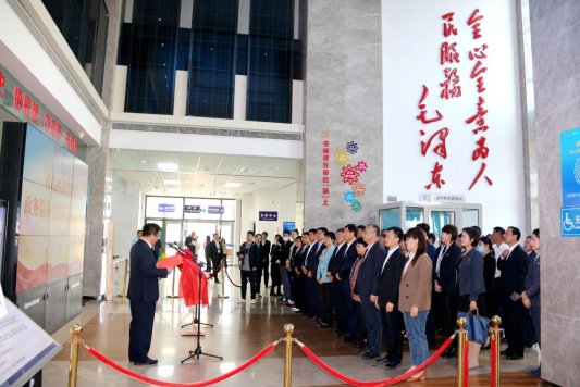 图七 5月11日，青岛市首个政务服务党建联盟在西海岸新区举行揭牌仪式，同时举行首次党建联盟成员大会，通过了联盟章程，选举产生了第一届理事会和理事长、副理事长、秘书长。 (胡全福 摄)