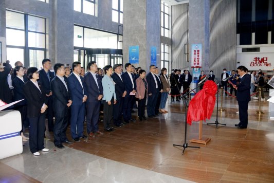 图二 5月11日，青岛市首个政务服务党建联盟在西海岸新区举行揭牌仪式，同时举行首次党建联盟成员大会，通过了联盟章程，选举产生了第一届理事会和理事长、副理事长、秘书长。 (胡全福 摄)