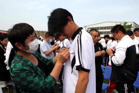 山东省淄博第十中学举行2023年成人礼仪式