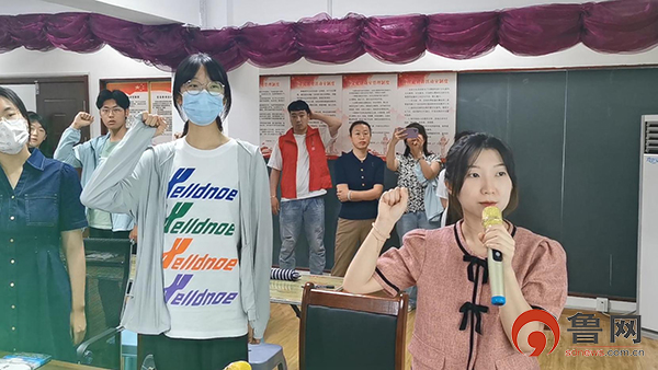 高考结束 即墨一社区为高三学子举行成人礼