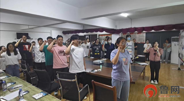 高考结束 即墨一社区为高三学子举行成人礼