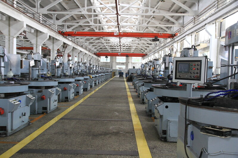 图为东阿钢球企业生产车间。(□记者 赵丰 薛良诚 报道) 图为东阿钢球企业生产车间。(□记者 赵丰 薛良诚 报道)