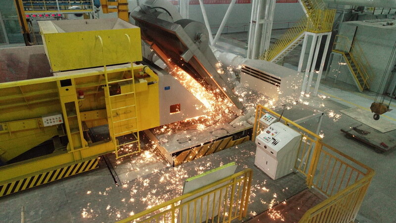 图为山东盛祥智能制造有限公司智能金属成型中心的熔炼工序,选用的是进口ABP中频熔炼炉。 图为山东盛祥智能制造有限公司智能金属成型中心的熔炼工序,选用的是进口ABP中频熔炼炉。