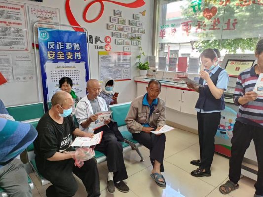 章丘农商银行高官寨支行：关爱一老一小 宣讲反诈知识