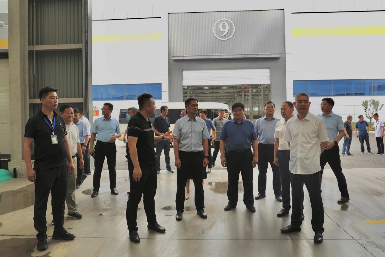 莒南县委书记、临沂临港经济开发区党工委书记黄慧林一行到临沂市不锈钢交易中心项目调研