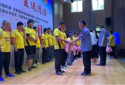 巨野县市场监管局:关爱外卖骑手 盛夏送去清凉