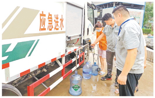 □记者王红军杨帆报道 8月8日，济南水务集团的送水车为涿州市一社区送上生活用水。