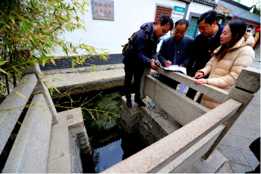 图4 在济南曲水亭街开展泉水普查