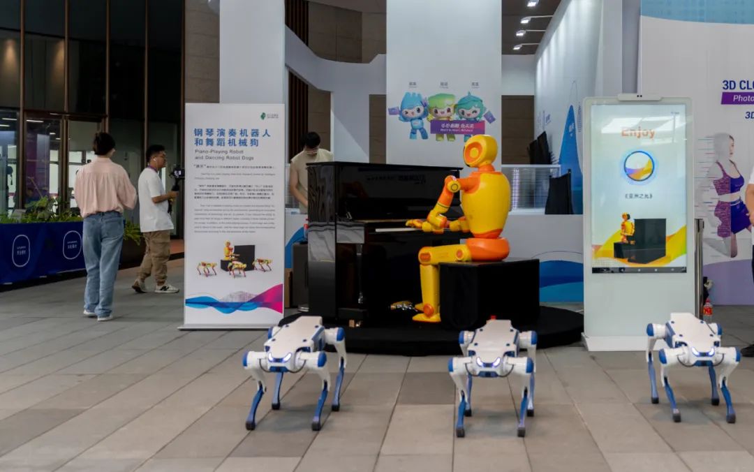 杭州亚运村智能体验中心的机器人