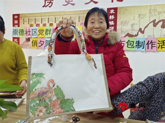 德州天衢新区袁桥镇崇德社区开展俏夕阳“布亦乐乎”花样帆布包制作活动