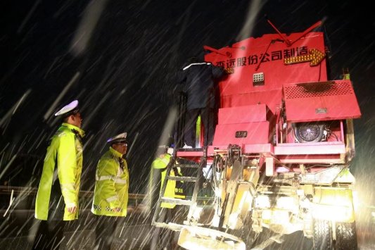 以雪为令 菏泽高速交警快速应急响应战冰雪保安全