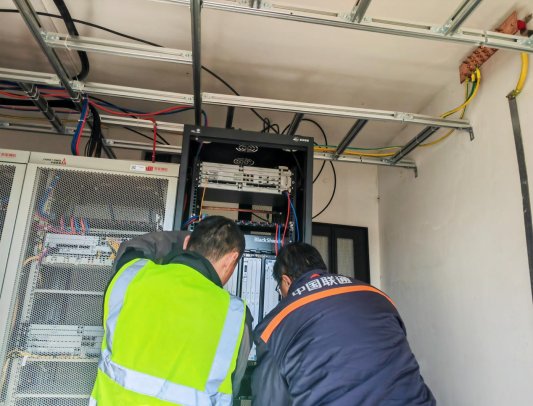 聊城联通技术人员在安装调测高铁5G专网设备3