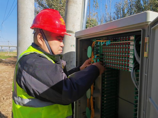 聊城联通技术人员在室外调测高铁5G专网设备