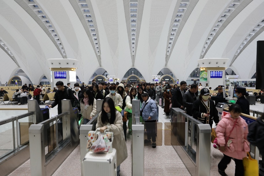 南昌东站旅客正在有序自助验票进站。中国铁路南昌局供图