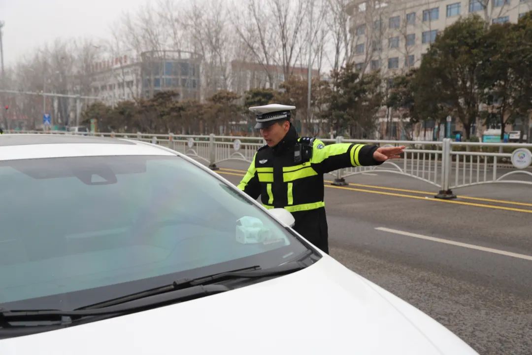 站好“护学岗” 铺好“安全路” 菏泽交警直属一大队为学子保驾护航