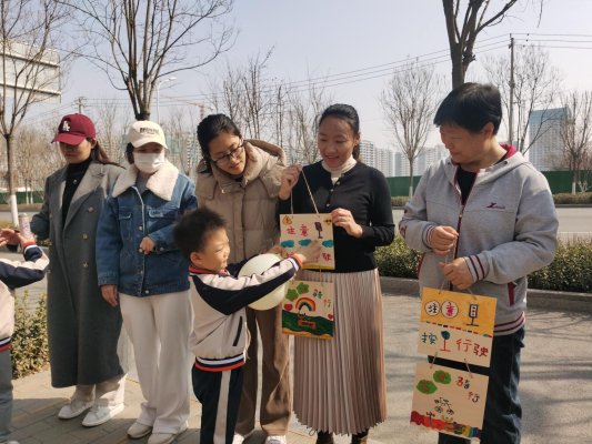 幼儿给家长介绍停车牌