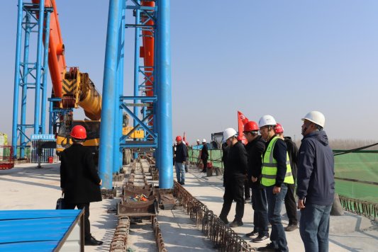 参观桥拱现场施工