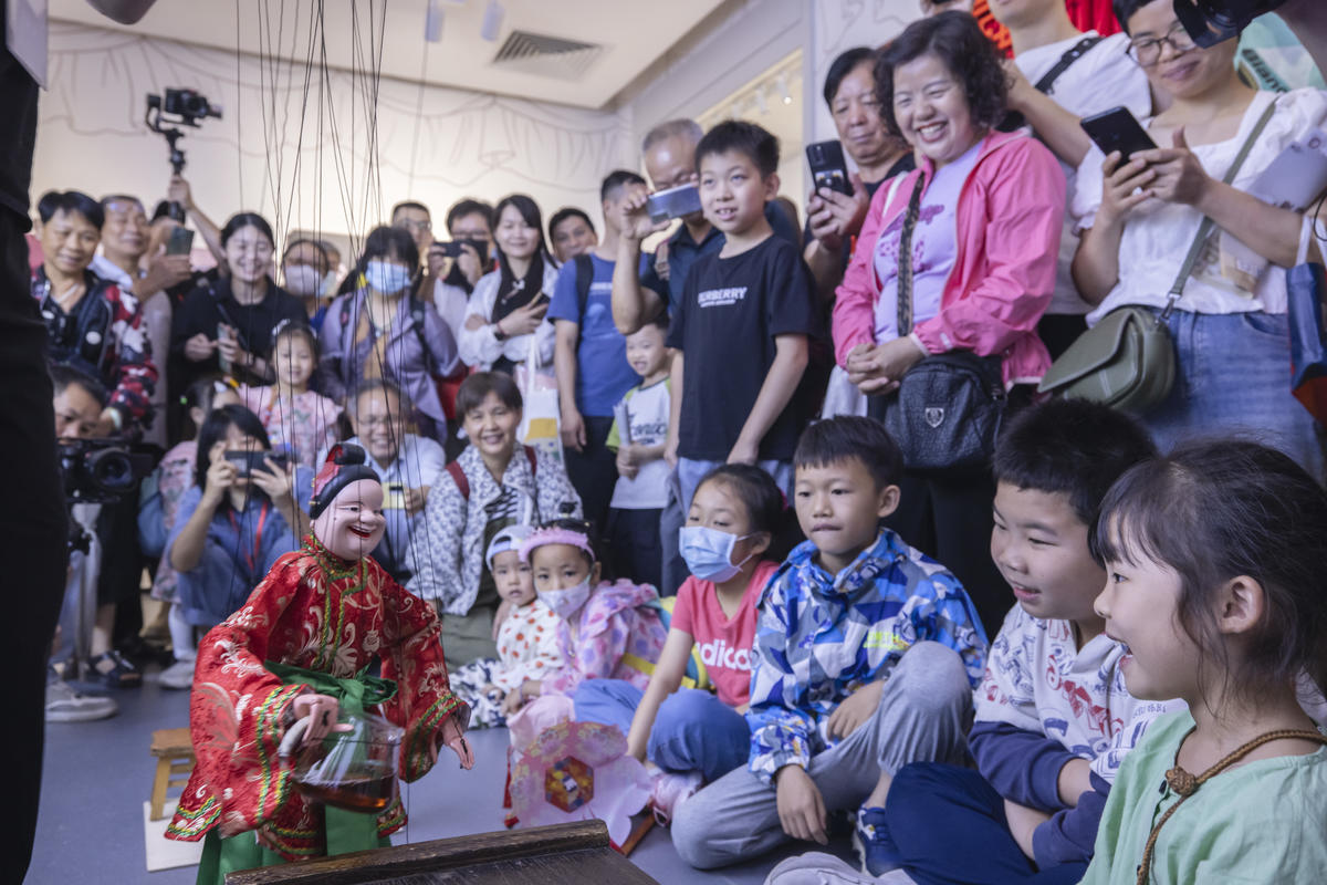 5月1日，广州市白鹅潭大湾区艺术中心非物质文化遗产馆内，精彩的梅县提线木偶戏表演吸引了众多游客驻足观赏。来源：人民图片网