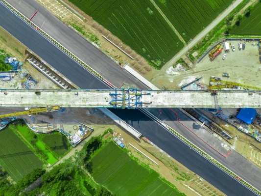 津潍高铁济南联络线济商1号特大桥跨新建绕城北高速120m连续梁合龙