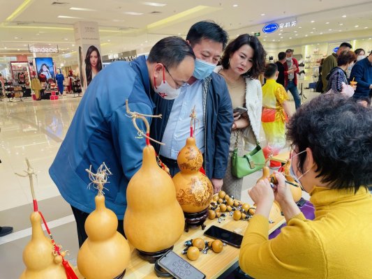 舉辦非遺文化展覽。