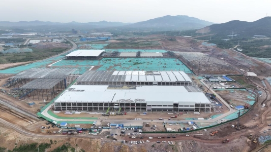 7.潍柴（烟台）新能源动力产业园正在加紧施工建设，这里将成为行业一流的新能源汽车电池、电机、电控、电驱动总成产业集群高地。