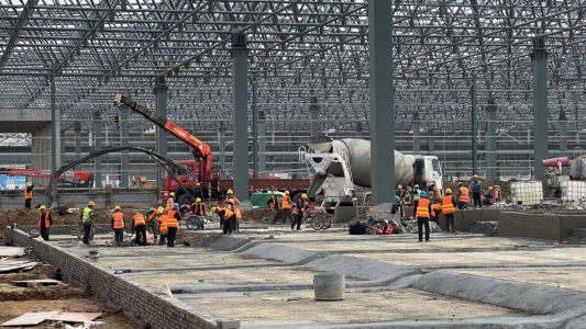 5.潍柴雷沃智能拖拉机制造基地施工建设如火如荼，一派繁忙景象。