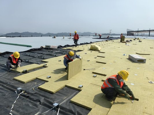 8.在潍柴（烟台）新能源动力产业园，建设者们正全力推进项目建设。