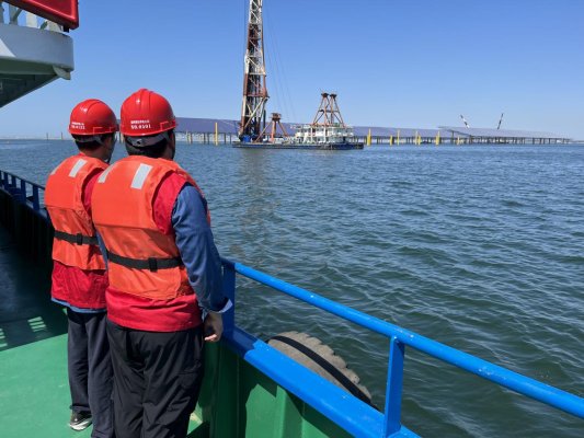 国网烟台供电公司员工服务海上光伏项目（初嘉伟 摄）