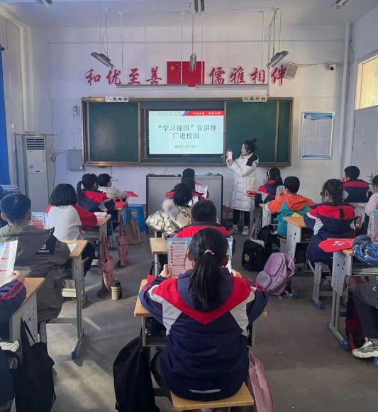 C:Users1Desktop滨州市“好网民 在山东”榜样人物(社团)优秀故事推荐材料【榜样人物】“好网民在山东”滨州推荐9、滨州市沾化区 申春晓工作事迹照片学习强国知识推广进校园.jpg