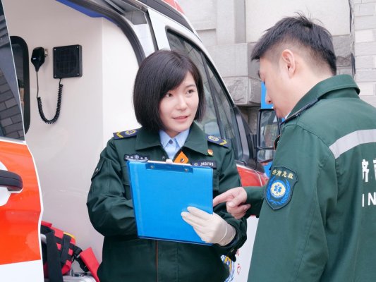 高丽与同事进行车旁交接班