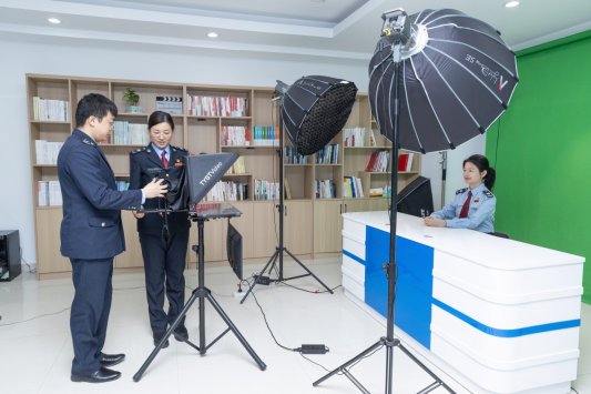 C:Users1Desktop滨州市“好网民 在山东”榜样人物(社团)优秀故事推荐材料【榜样社团】“好网民在山东”滨州推荐1、国家税务总局滨州市税务局“渤海税映”新媒体工作室辅证照片“渤海税映”新媒体工作室团队成员拍摄政策讲解系列视频(1).jpg