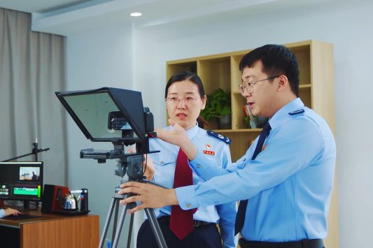 C:Users1Desktop滨州市“好网民 在山东”榜样人物(社团)优秀故事推荐材料【榜样社团】“好网民在山东”滨州推荐1、国家税务总局滨州市税务局“渤海税映”新媒体工作室辅证照片“渤海税映”新媒体工作室团队成员拍摄政策讲解系列视频(2).jpg