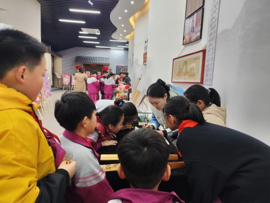C:Users1Desktop枣庄市好网民在山东推荐表个人推荐表5.孙华照片2024年3月实验二小学生到非遗展览馆体验烙画技艺.jpg
