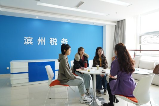 C:Users1Desktop滨州市“好网民 在山东”榜样人物(社团)优秀故事推荐材料【榜样社团】“好网民在山东”滨州推荐1、国家税务总局滨州市税务局“渤海税映”新媒体工作室辅证照片请市电视台资深主持人为“渤海税映”新媒体工作室团队成员讲解授课.JPG