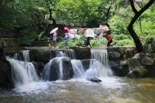 观飞瀑、玩漂流、享雨林秘境，来乐嬉谷拥抱25℃的清凉