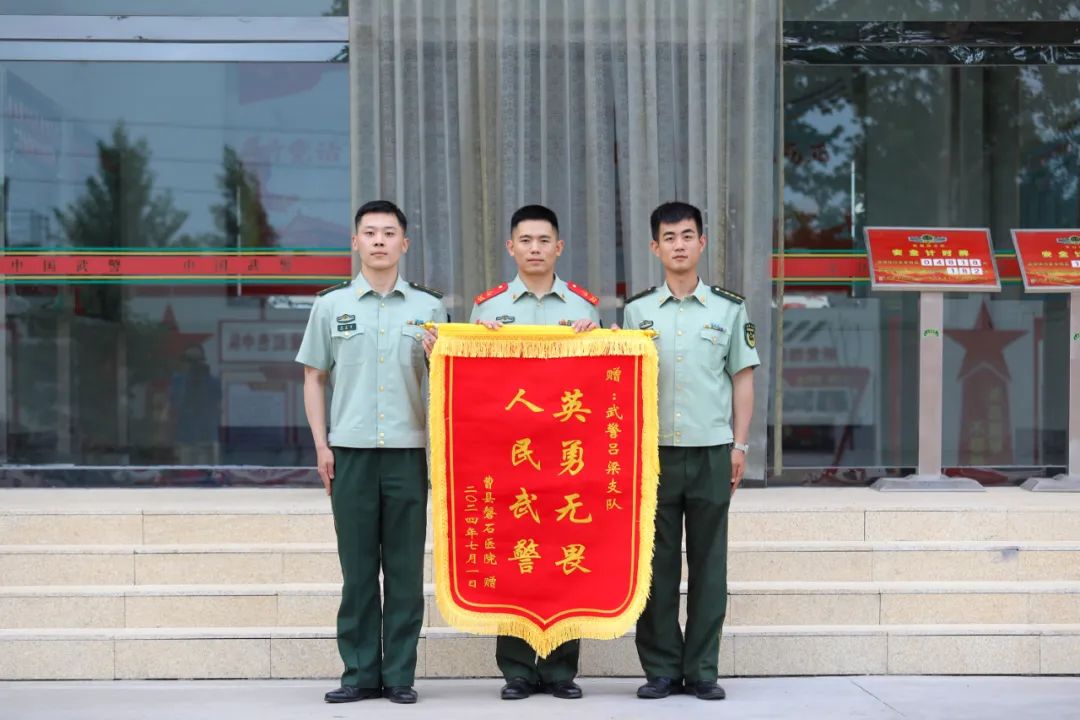 男子持棍对峙警察,休假武警上!