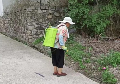 【“泉”在济南过暑假】济南市莱芜区高庄街道南冶村：开展蚊虫消杀营造舒适环境(图1)