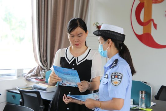 东明县公安局交警大队开展夏季道路交通安全教育宣传活动